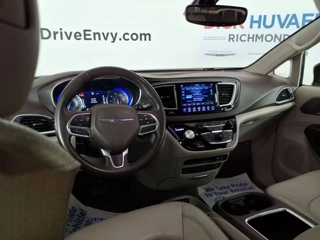 Used 2018 Red Chrysler Touring L Plus image 10