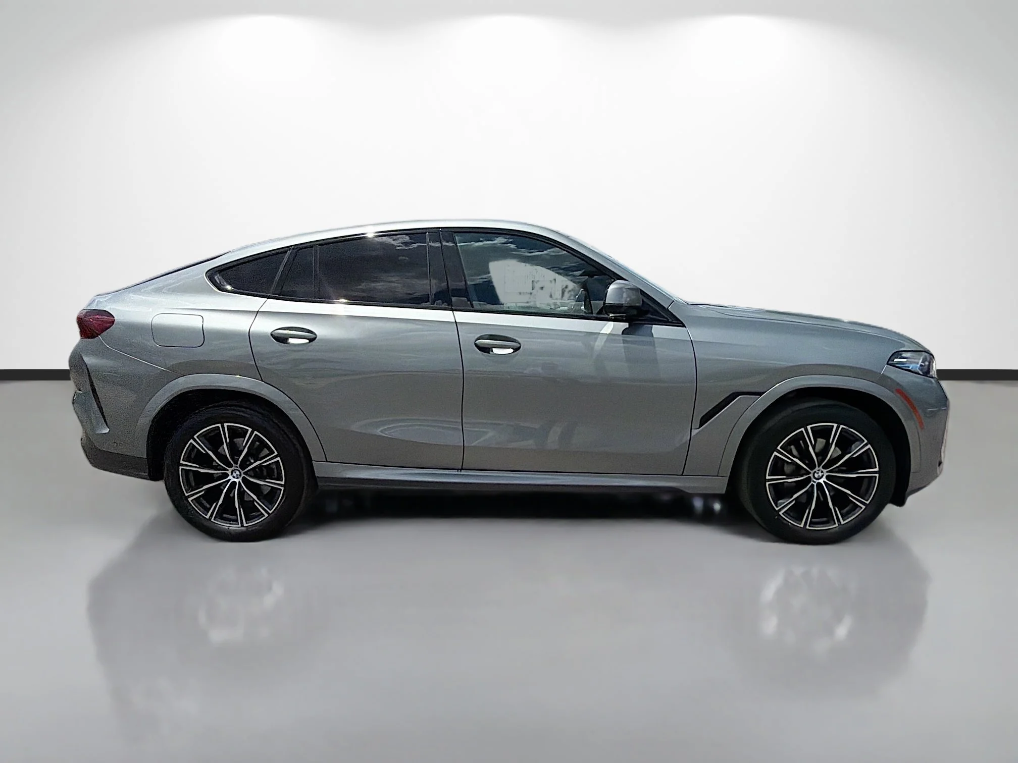 Used 2025 Dravit Gray Metallic BMW xDrive40i image 2