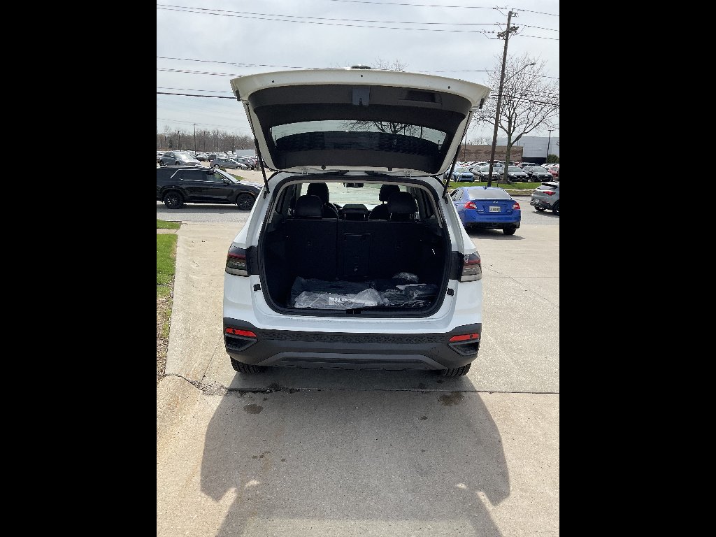 New 2026 Pure White w/ Deep Black Roof Volkswagen SE Black 4Motion image 5