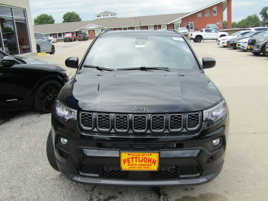 New 2026 Diamond Black Crystal Pearlcoat Jeep Latitude image 13