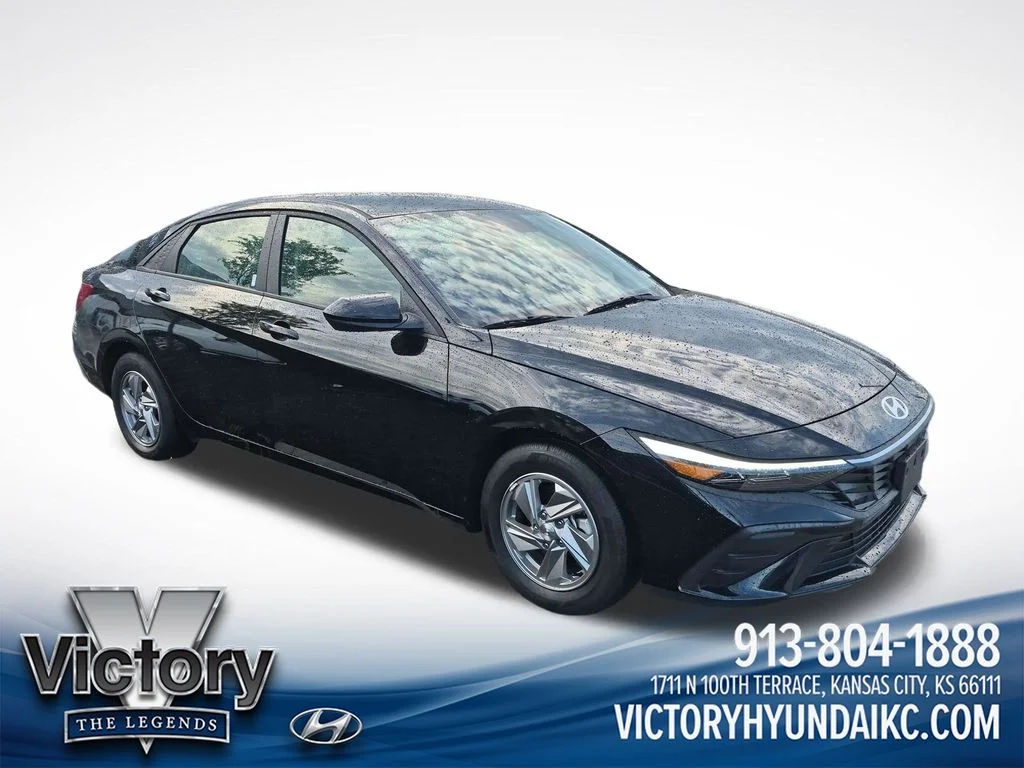 Used 2025 Black Hyundai SE image 7