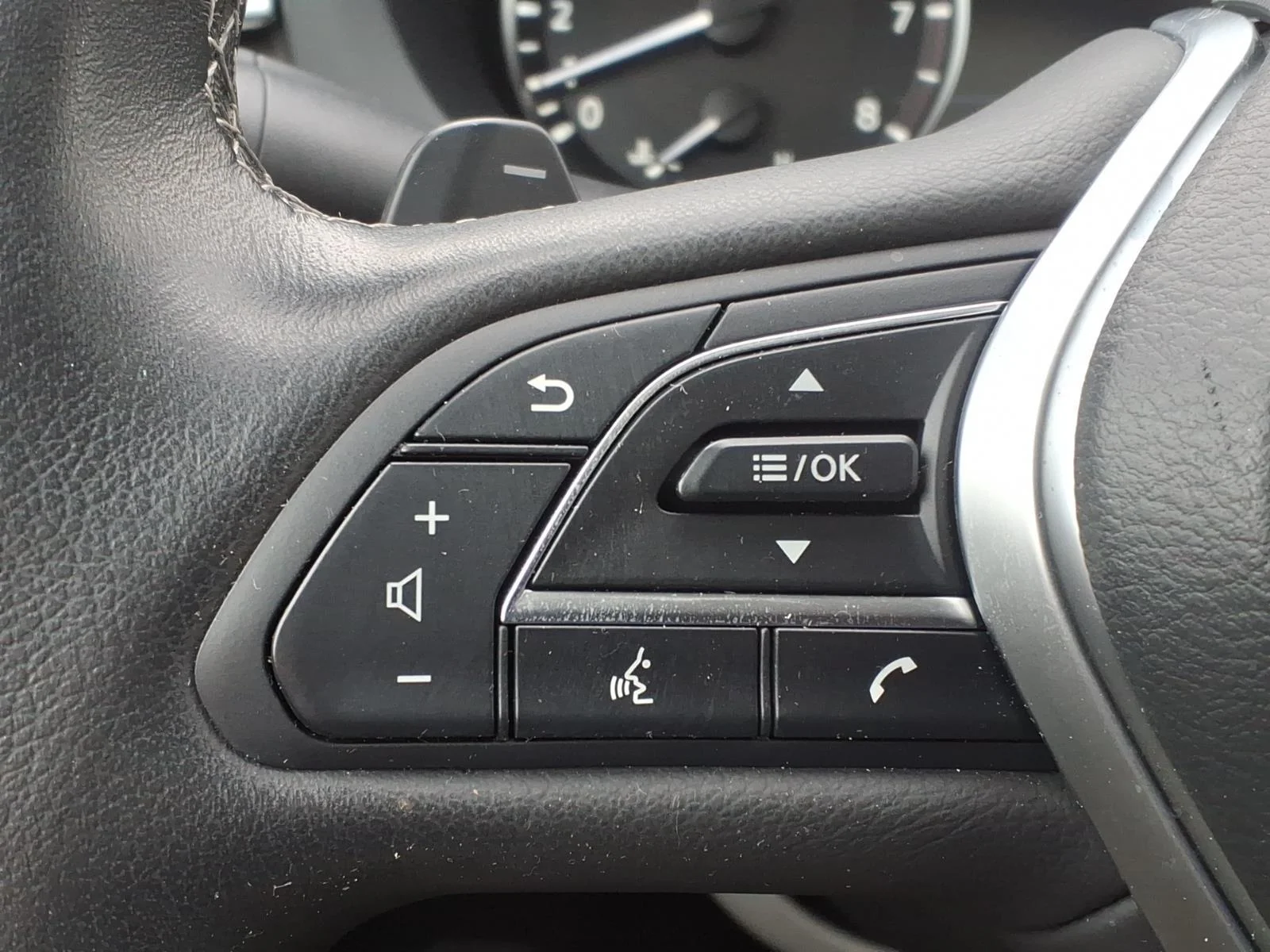 Certified Used 2024 Black INFINITI LUXE image 13