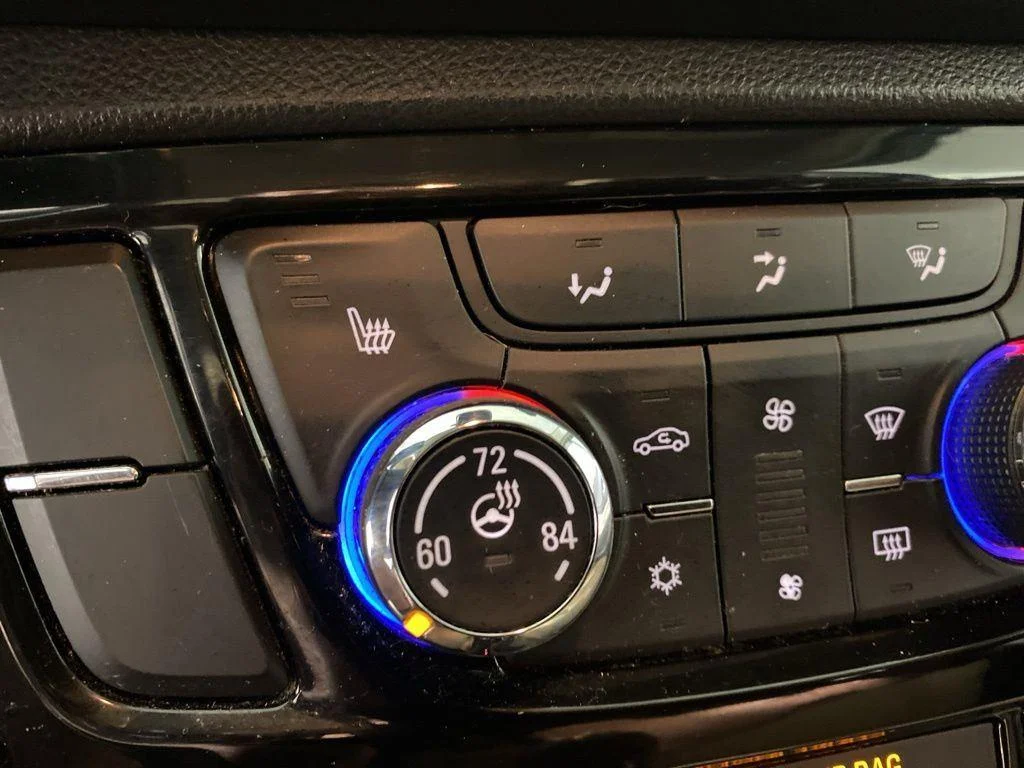 Used 2017 Summit White Buick Essence image 20