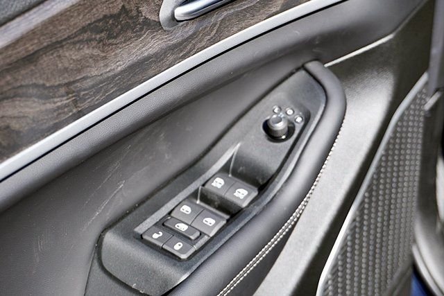 New 2026 Diamond Black Crystal Pearl-Coat Exterior Paint Jeep Limited image 29