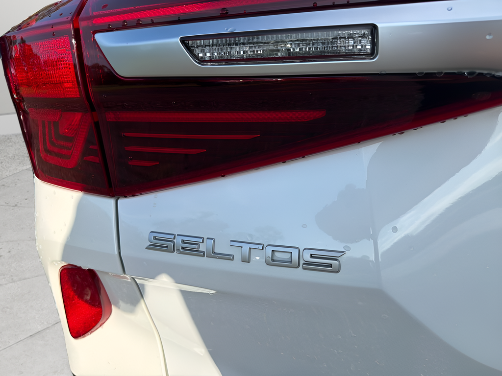 Used 2023 White Kia S image 18