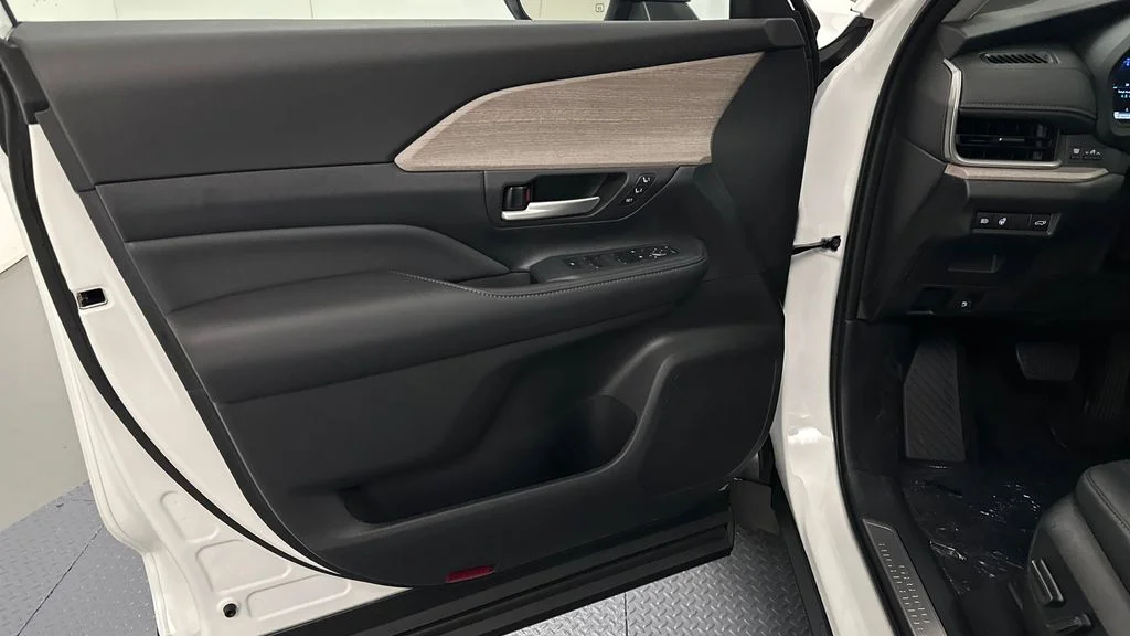 Used 2025  Toyota Limited image 18