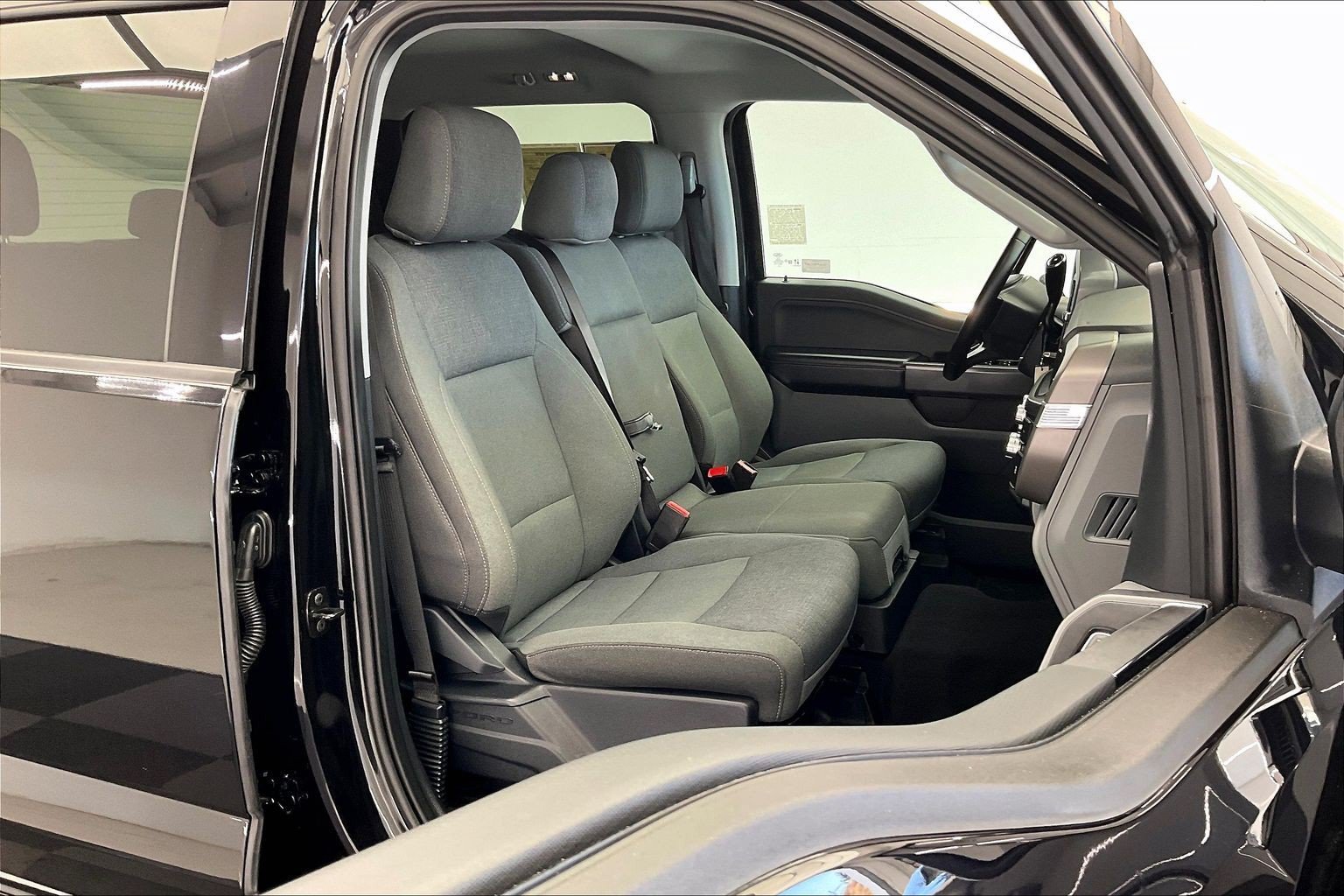 Used 2025 Agate Black Metallic Ford XLT image 6