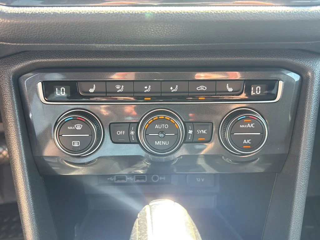 Used 2019 Deep Black Pearl Volkswagen SE image 19