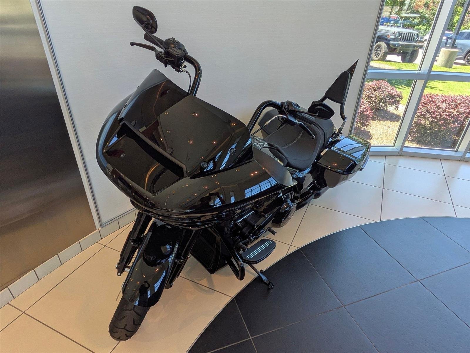 Used 2025 BLACK HARLEY DAVIDSON ROAD GLIDE image 1