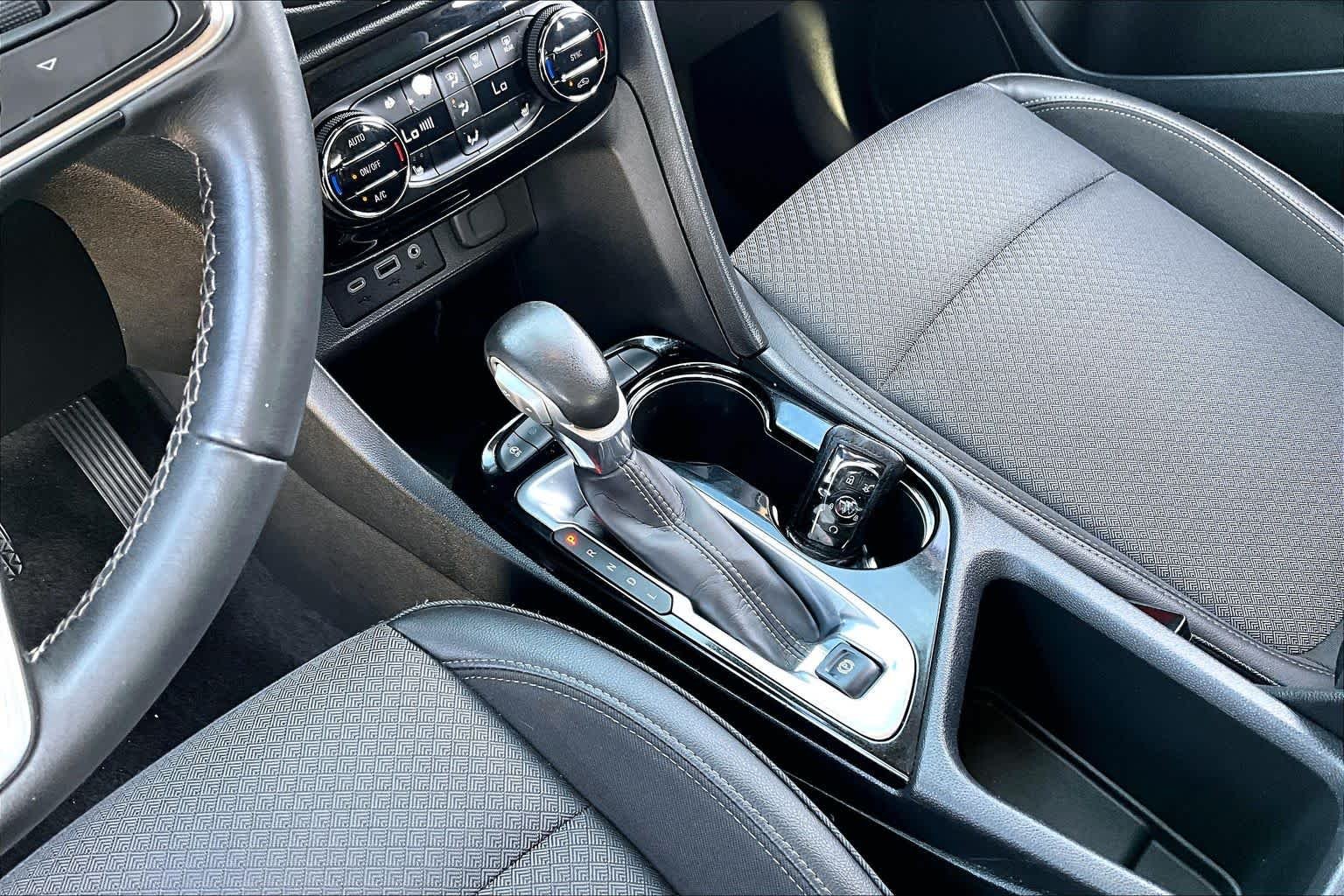 Used 2022 WHITE FROST TRICOAT Buick Select image 17
