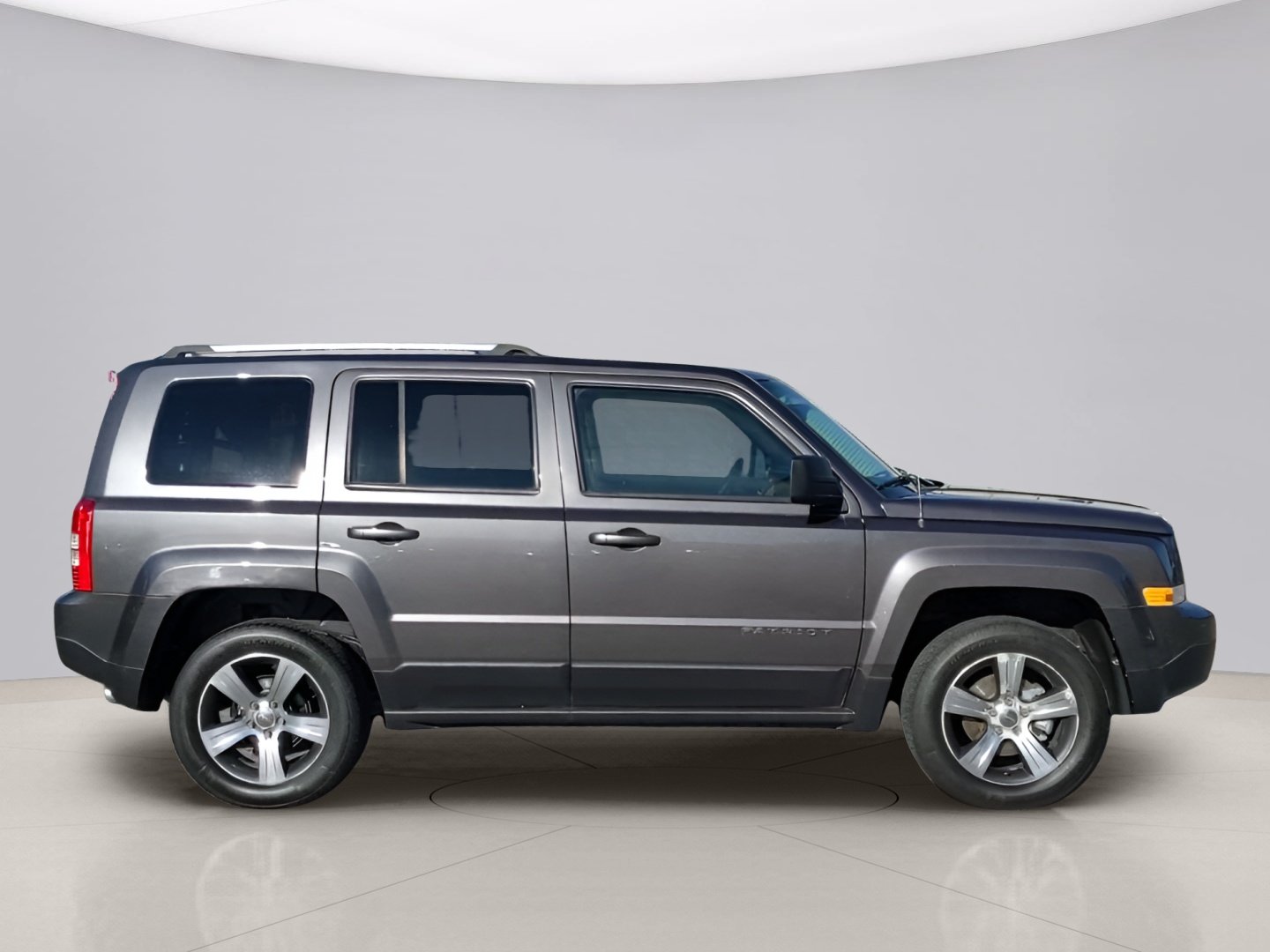 Used 2016 Pewter Jeep LATITUDE image 9