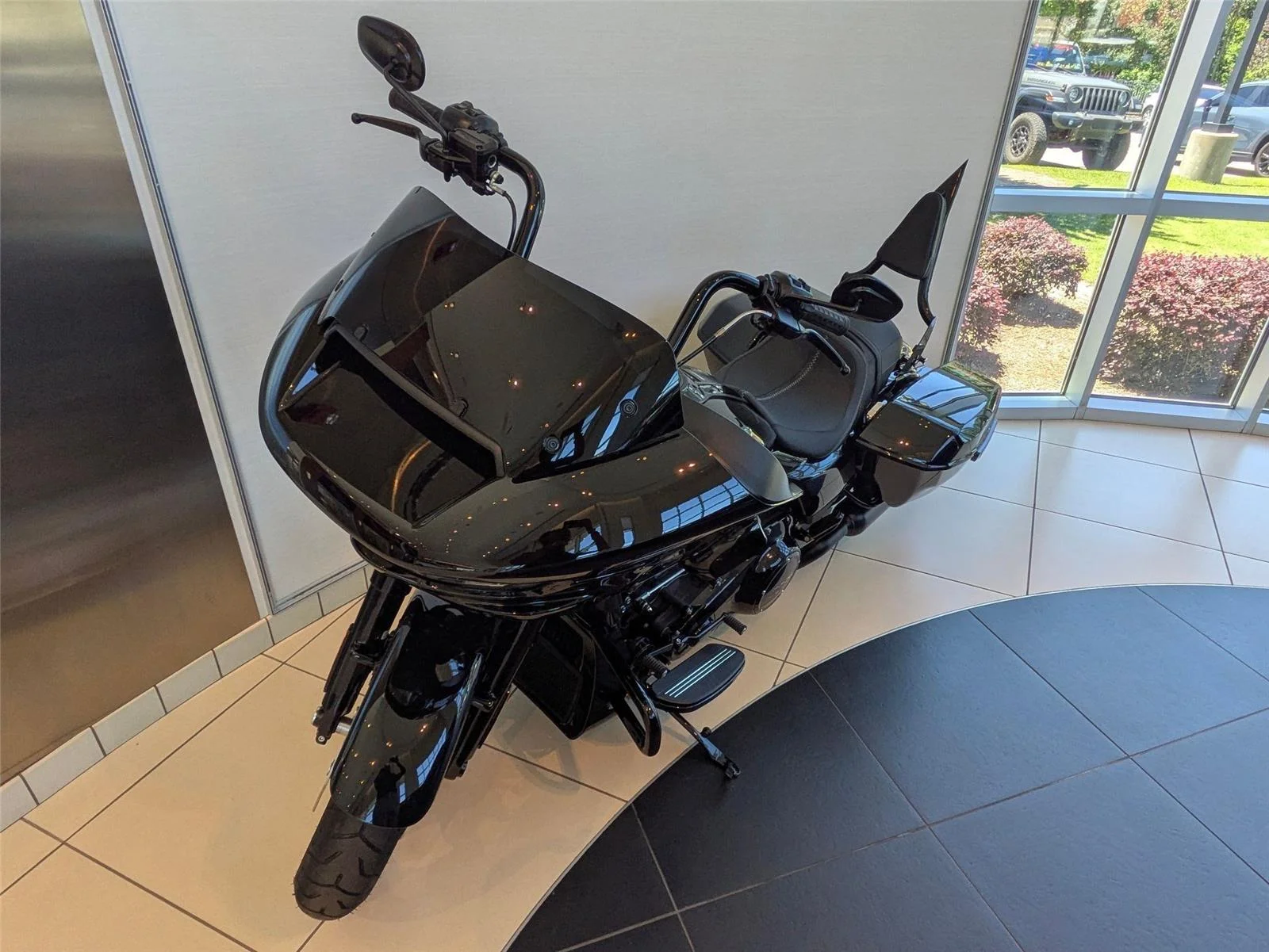 Used 2025 BLACK HARLEY DAVIDSON ROAD GLIDE image 1