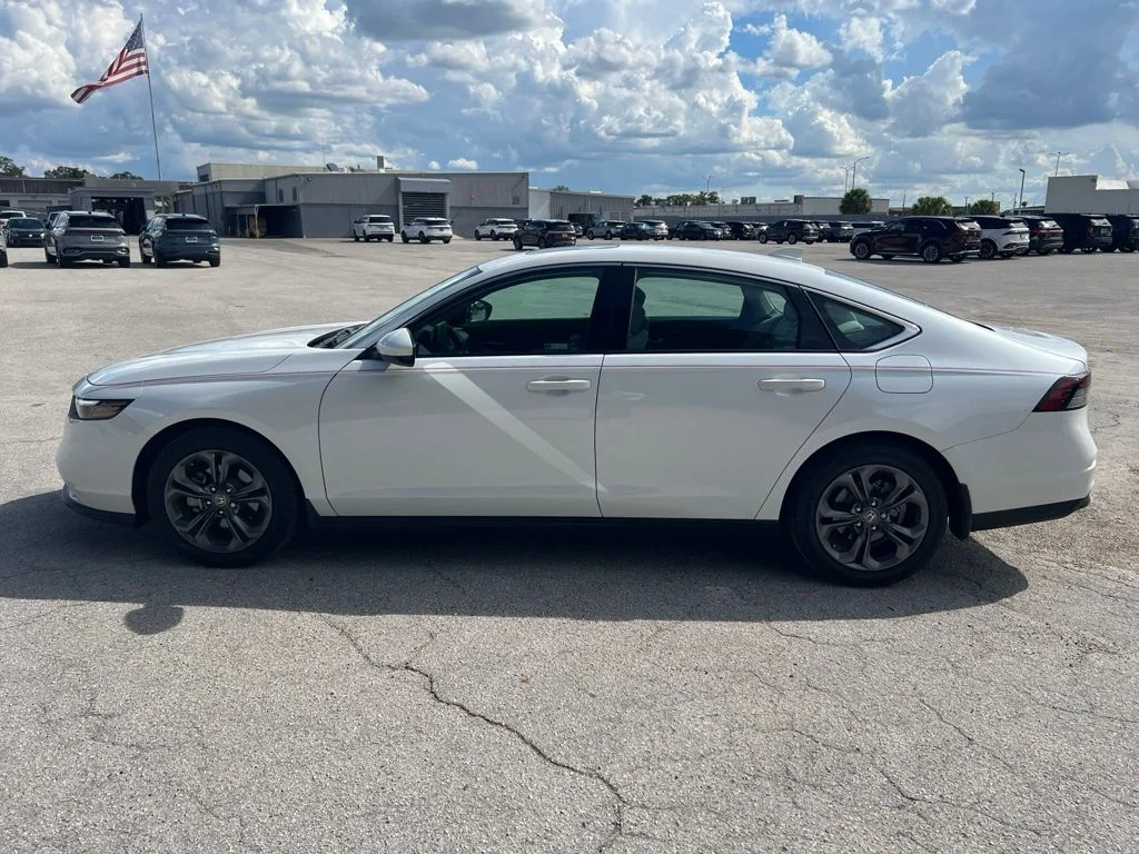 Used 2023 White Honda EX image 6