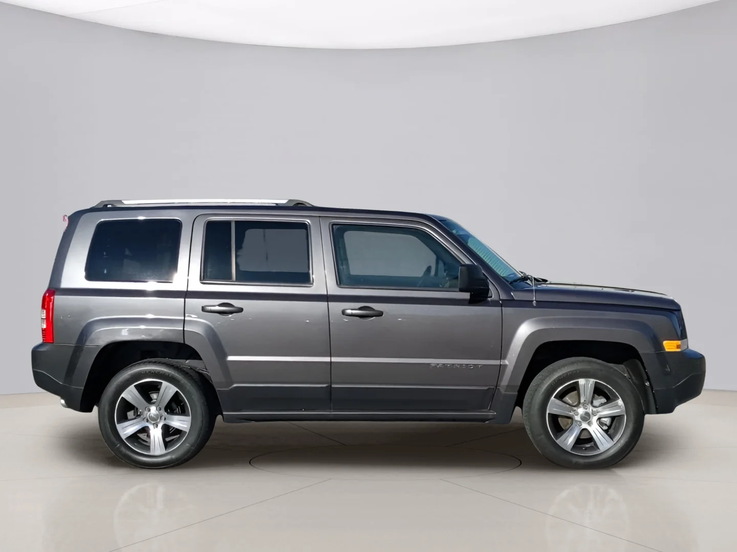 Used 2016 Pewter Jeep LATITUDE image 9
