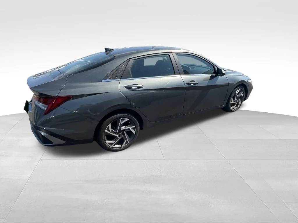 Used 2025 Gray Hyundai SEL Convenience image 18