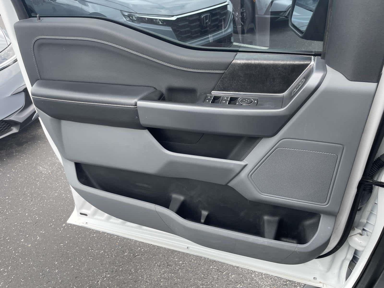 Used 2021 Oxford White/Carbonized Gray Ford XLT image 28