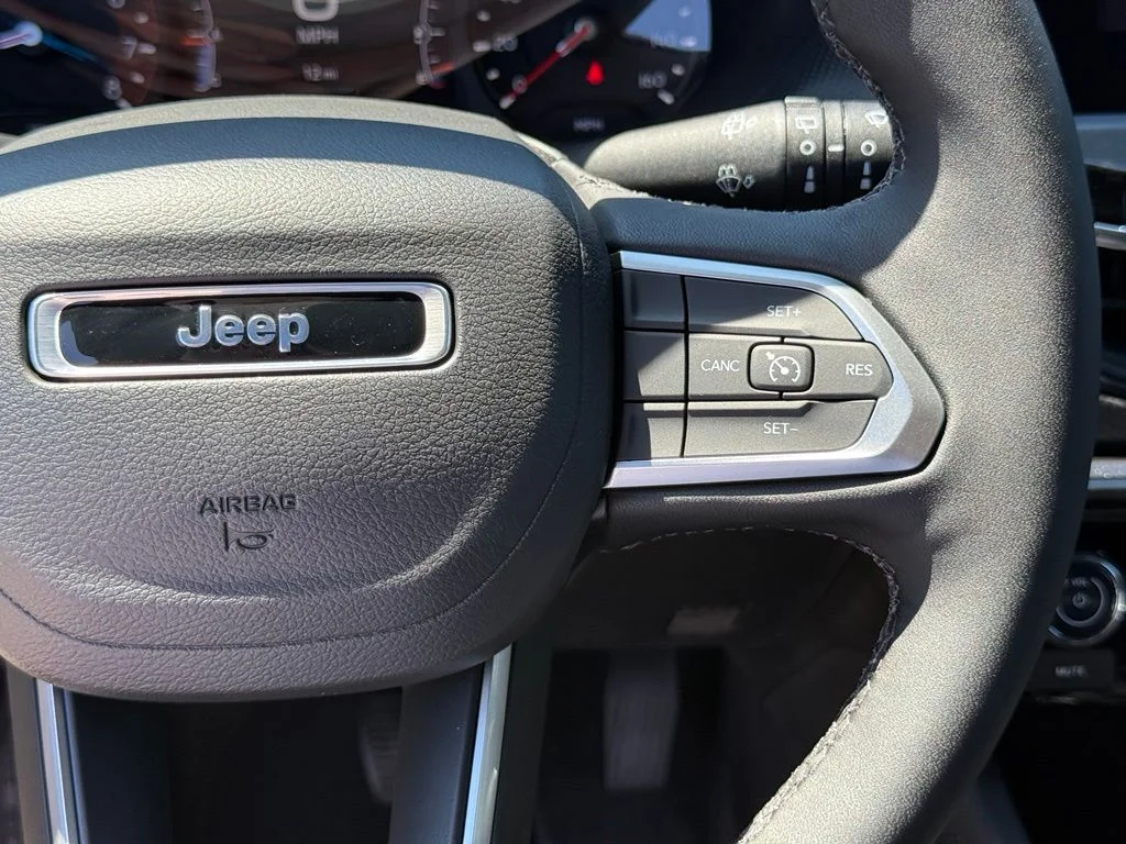 New 2026 Diamond Black Crystal Pearl-Coat Exterior Paint Jeep Latitude image 15