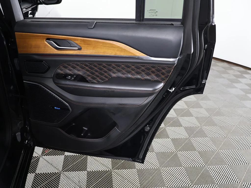 Used 2023 Diamond Black Jeep Summit Reserve image 31