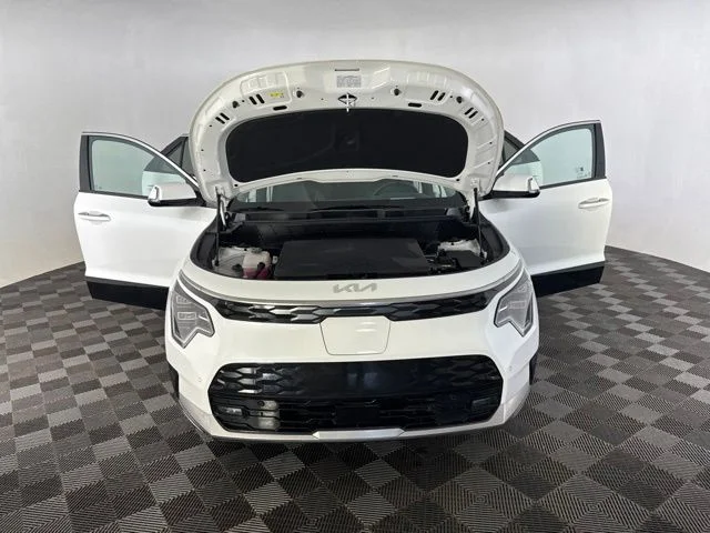 Used 2023 White Kia Wave image 13