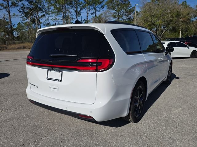 New 2026 Bright White Clear-Coat Exterior Paint Chrysler Select image 4