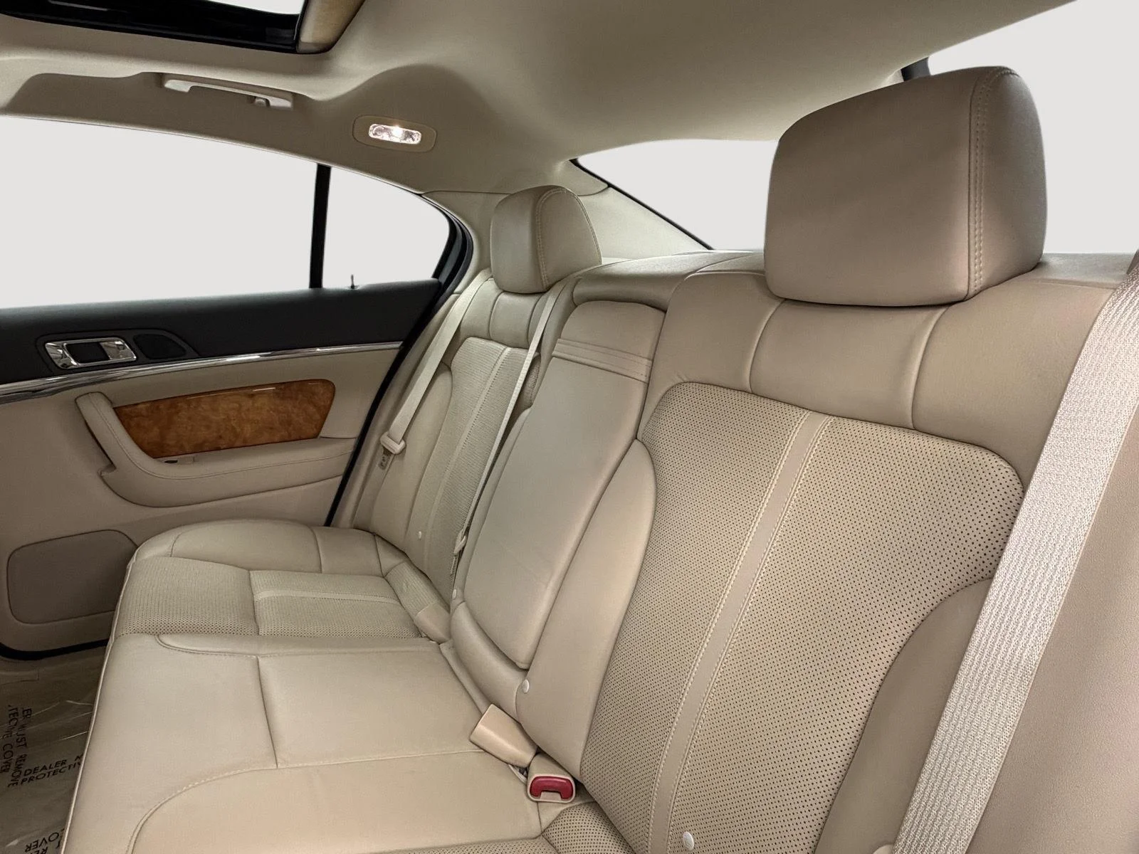 Used 2011 White Platinum Metallic Tri-Coat Lincoln Base image 19