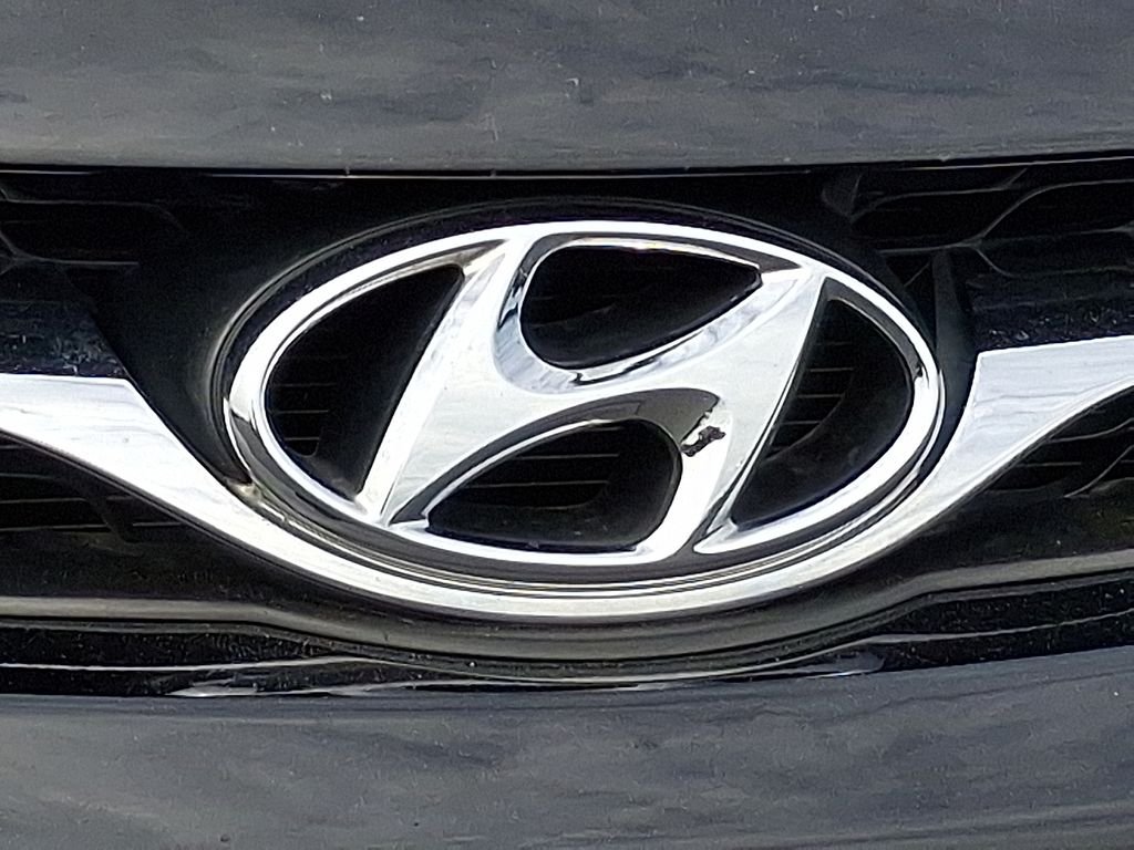 Used 2011 Black Hyundai GLS image 29
