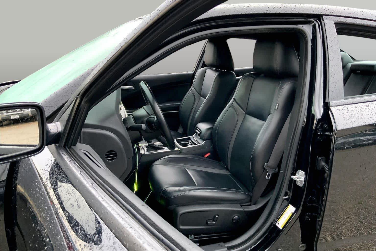 Used 2022 Pitch Black Clearcoat Dodge SXT image 8