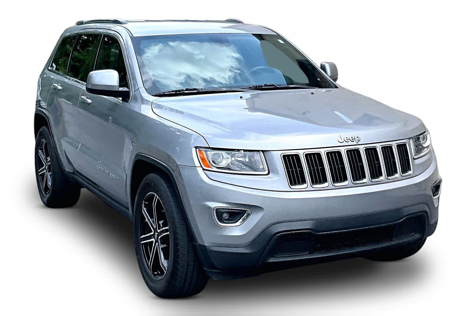 Used 2015 Billet Silver Metallic Clearcoat Jeep Laredo image 3