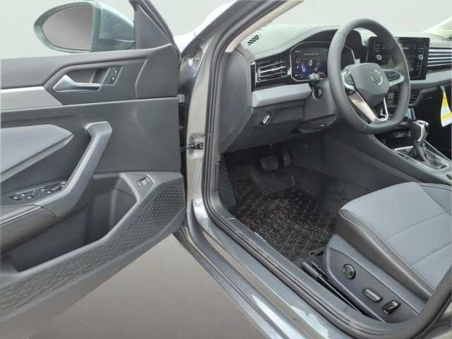 New 2027 Platinum Gray Metallic Volkswagen SE image 10