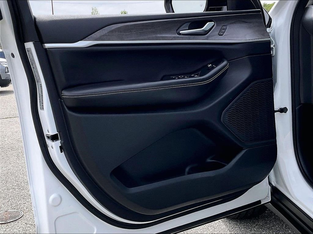 Used 2023 White/off-white Jeep Limited image 9