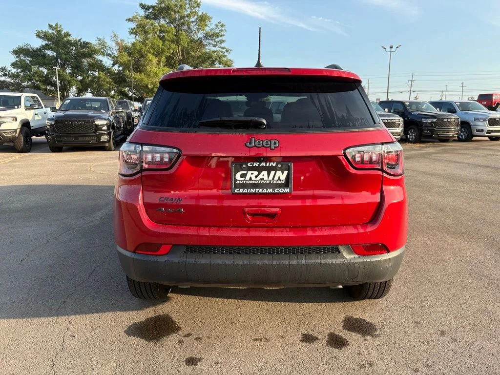 New 2026 Red Hot Pearl-Coat Exterior Paint Jeep Latitude image 6