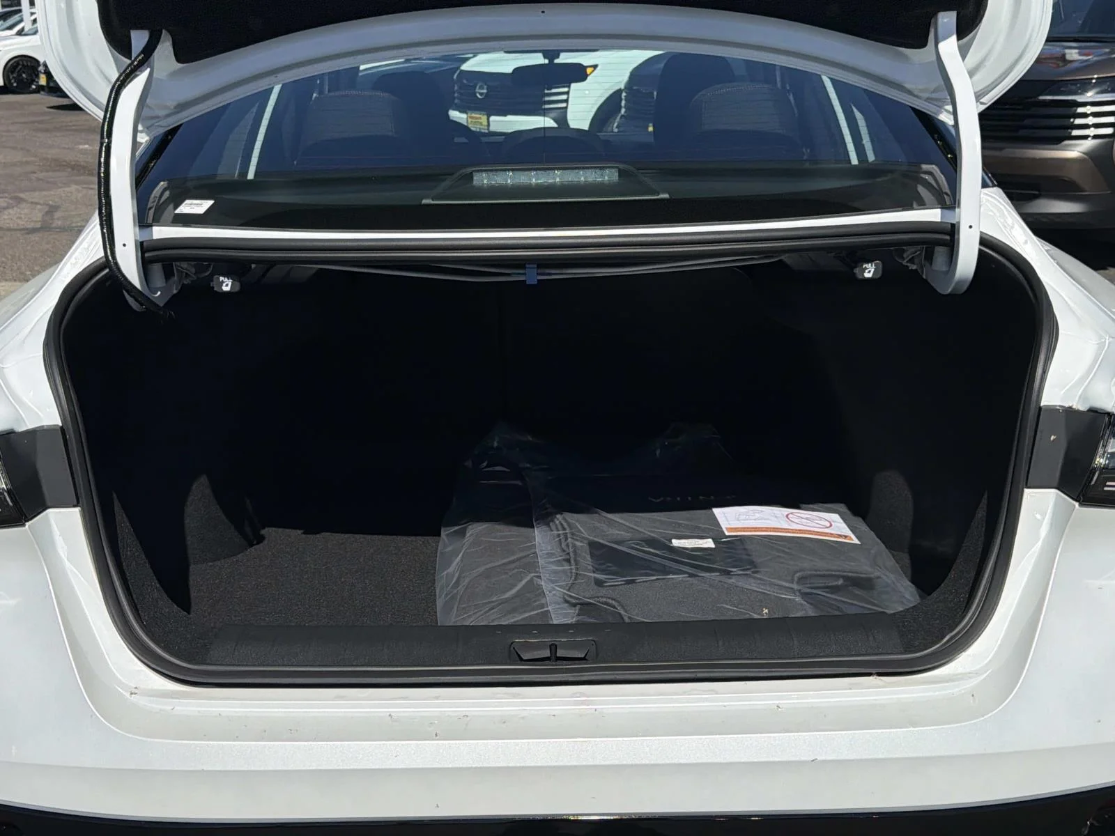 New 2027 Aspen White Tricoat/Super Black Nissan SR image 27