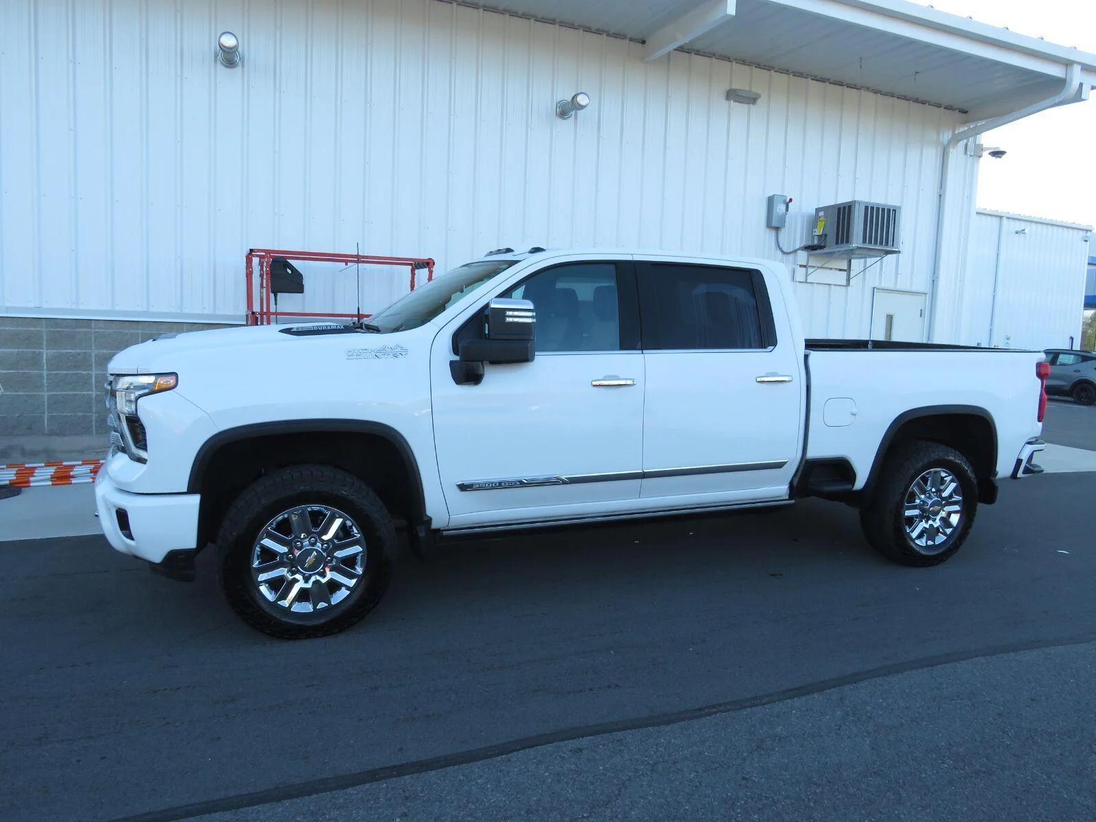 Used 2024 Summit White Chevrolet High Country image 18