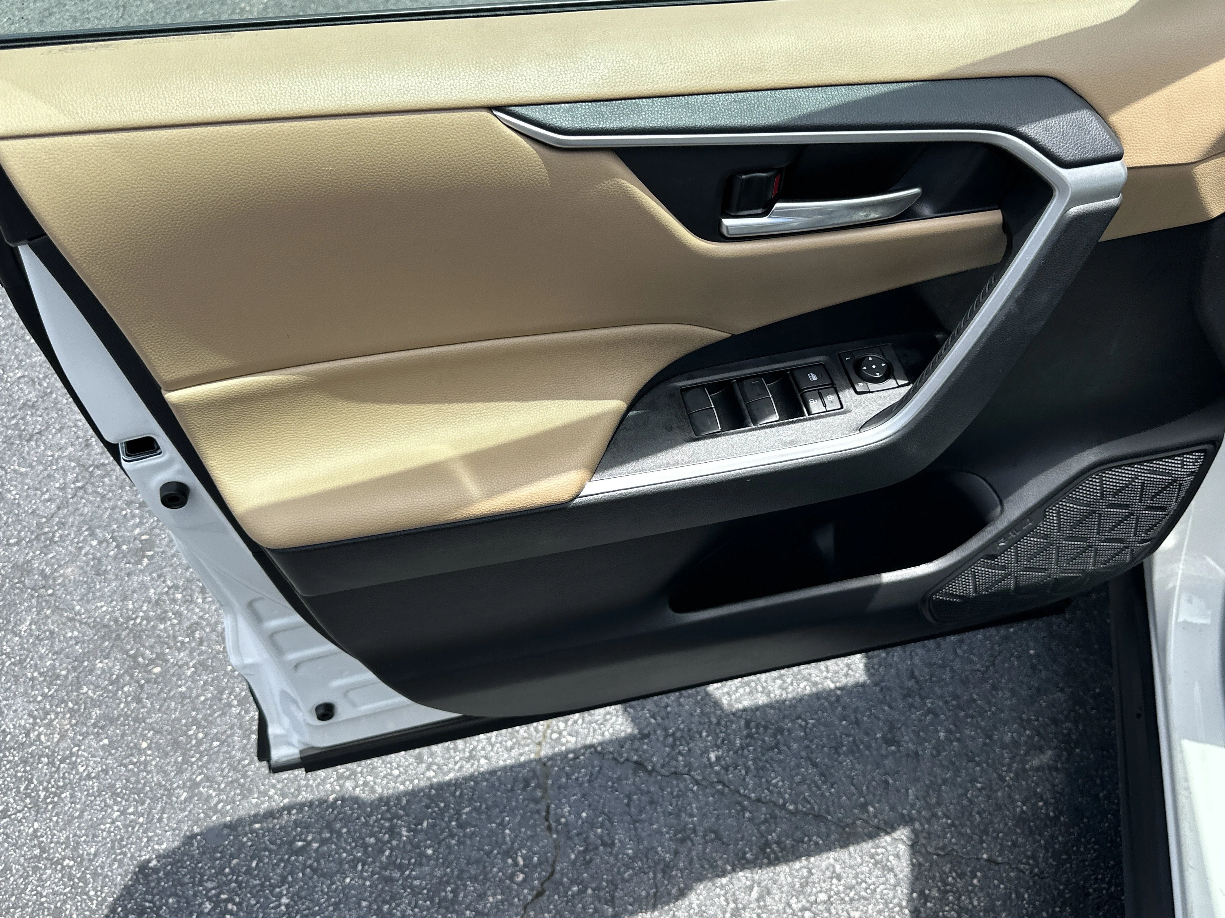Used 2025 Ice Cap Toyota XLE image 10