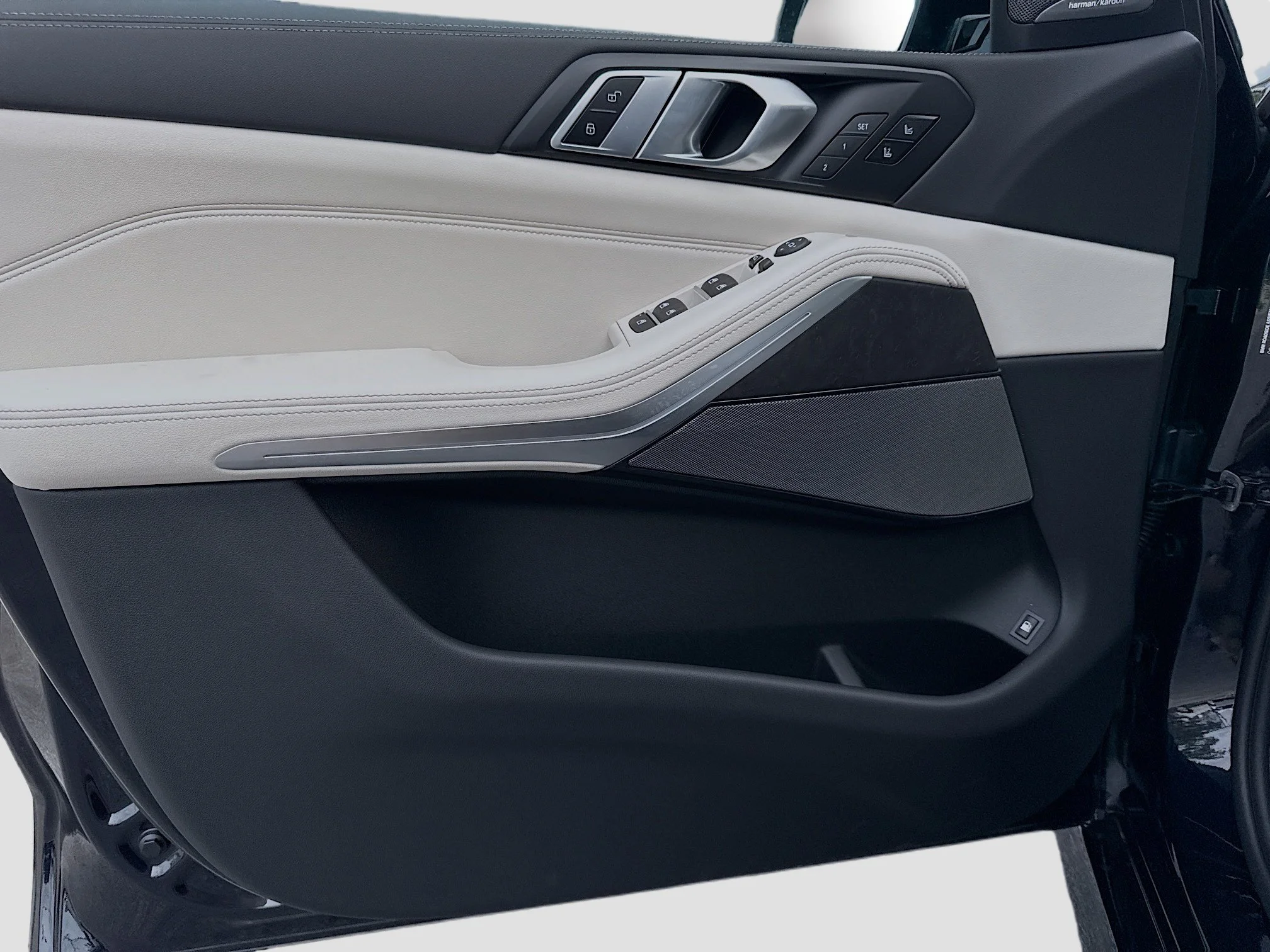 New 2026 Carbon Black Metallic BMW xDrive50e image 22