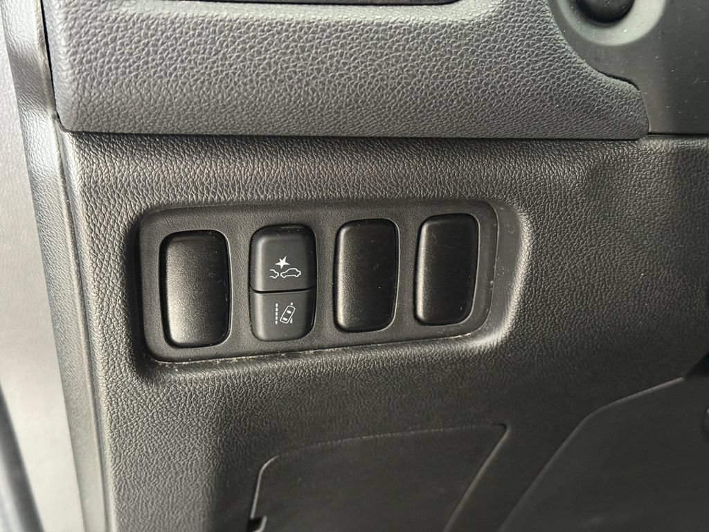 Used 2024 White Mitsubishi S image 18