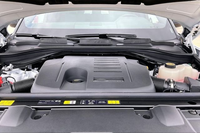 New 2026 Fuji White Land Rover SE image 12