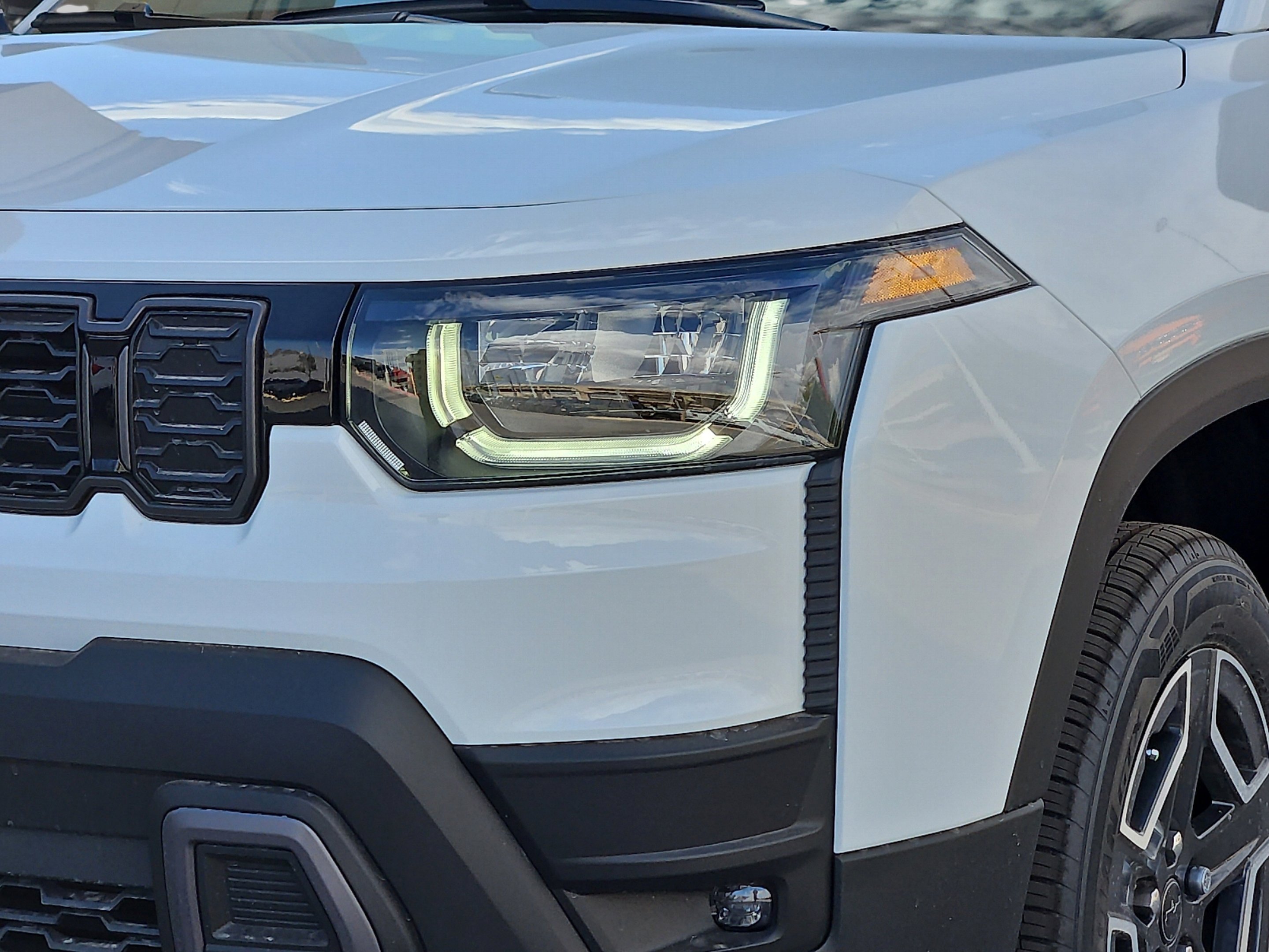 New 2026 Bright White Clear-Coat Exterior Paint Jeep Laredo image 8