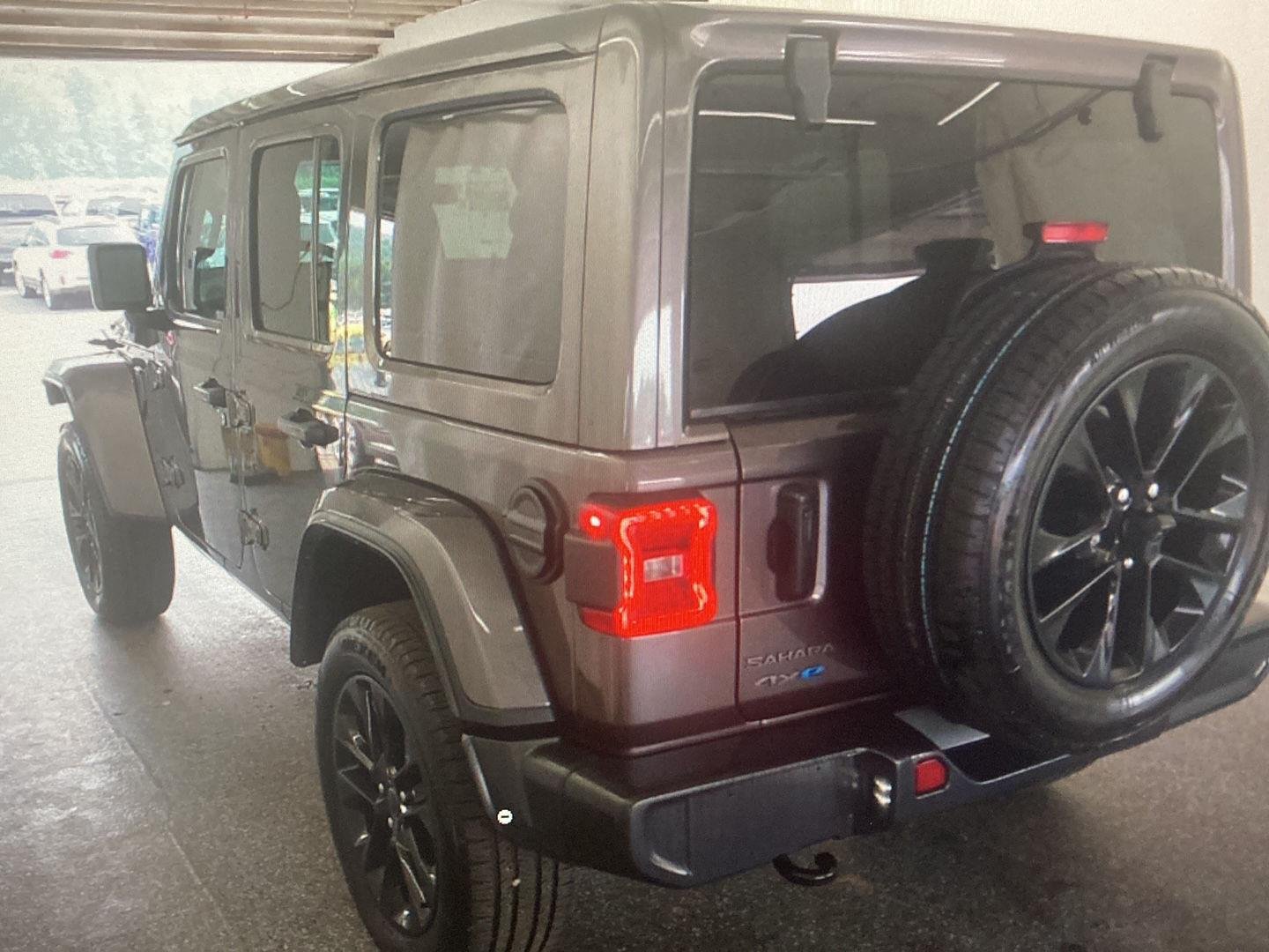 Used 2025 Granite Crystal Metallic Clearcoat Jeep Sahara image 8