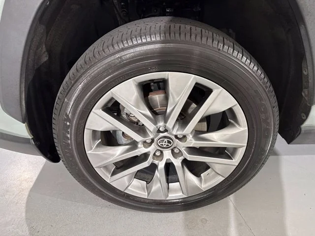 Used 2023  Toyota XLE Premium image 5