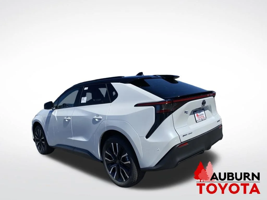New 2026 Wind Chill Pearl with Midnight Black Metallic roof <sup>1</sup> Toyota  Limited image 5