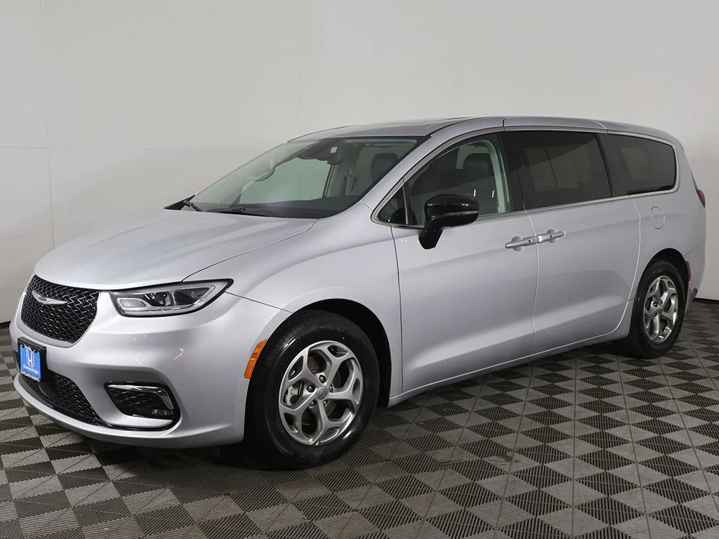 Used 2024 Silver Mist Clearcoat Chrysler Limited image 11