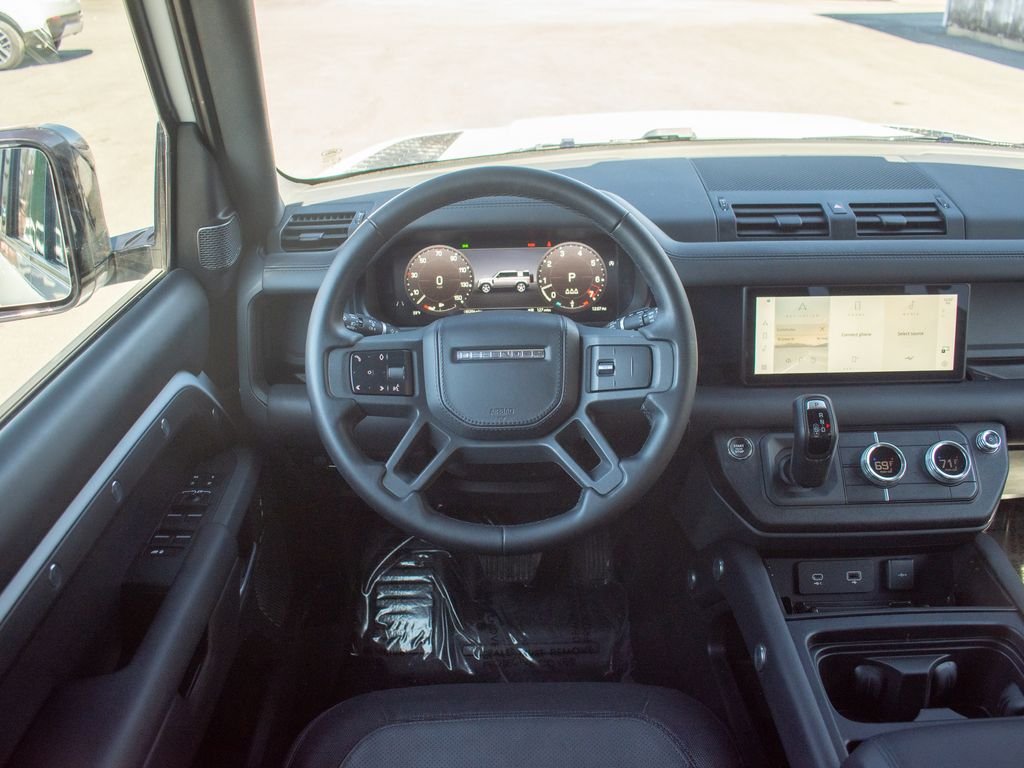 Used 2023 White Land Rover X-Dynamic SE image 13