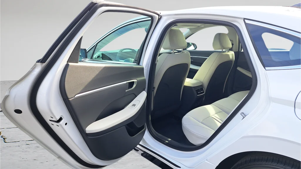 Used 2026 White Hyundai SEL image 9