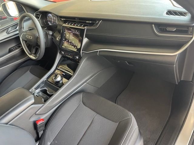 Used 2025 Silver Jeep Laredo image 17