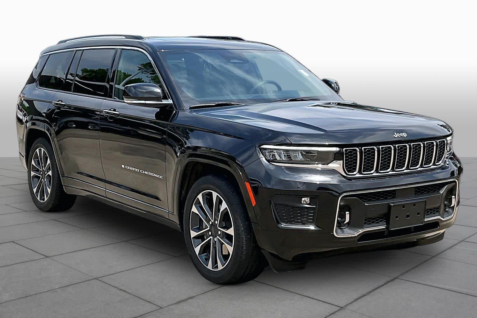 Used 2023 Diamond Black Crystal Pearlcoat Jeep Overland image 3
