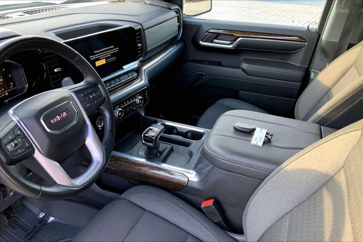 Used 2023 Summit White GMC Elevation image 15