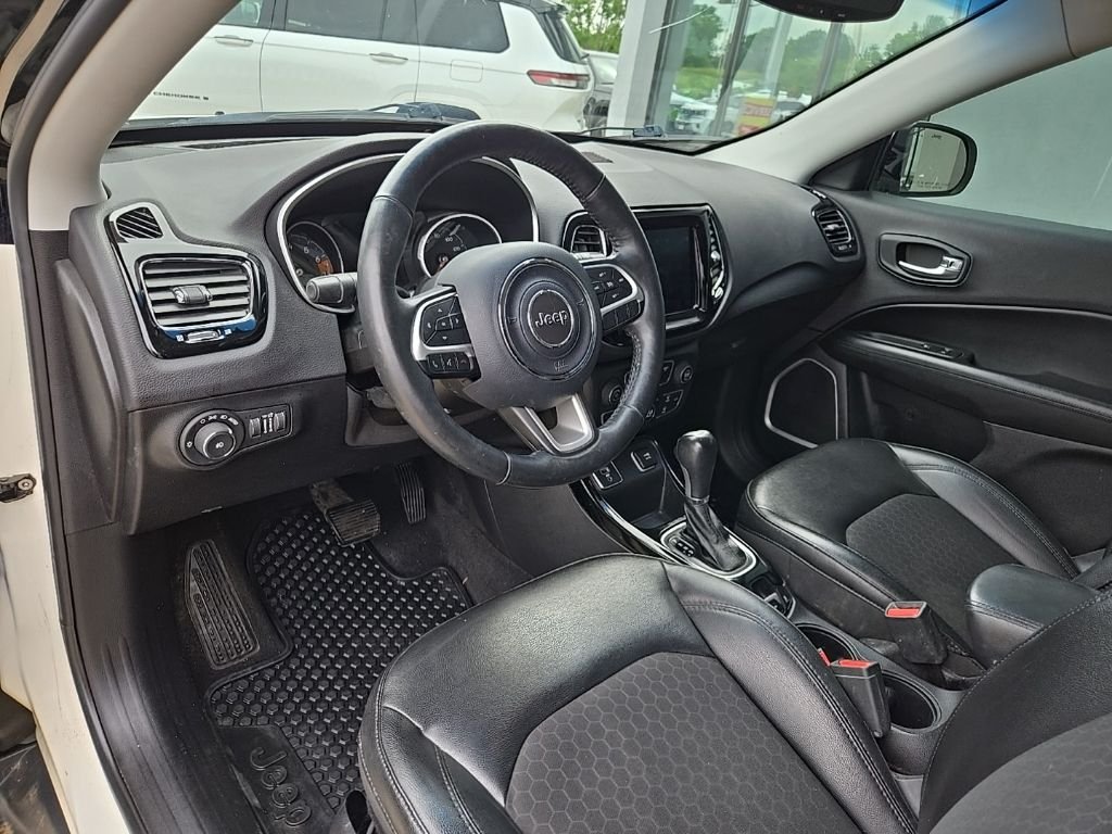 Used 2018 White Jeep Latitude image 32