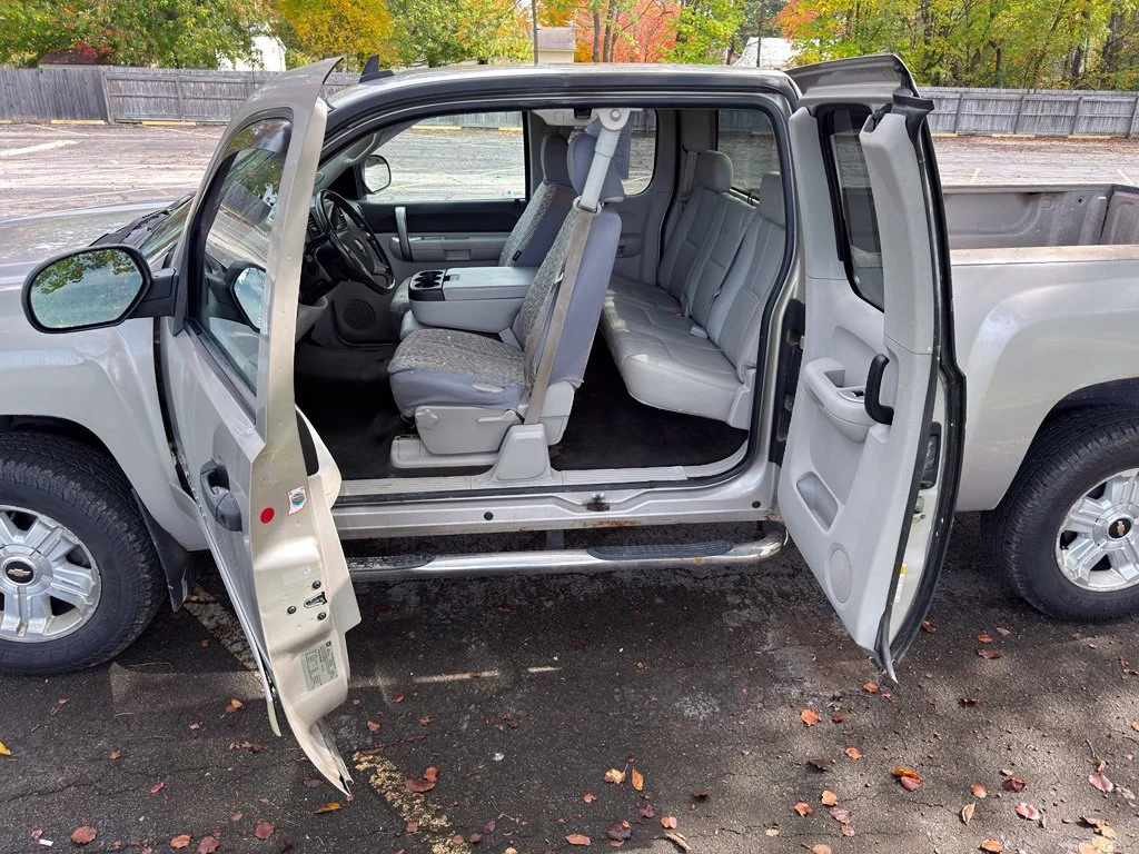 Used 2008 Silver Chevrolet LT image 25