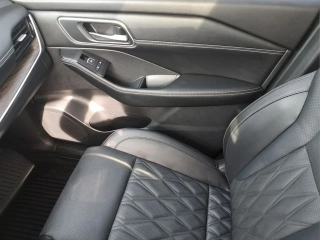 Used 2025 Gold Nissan Platinum image 26